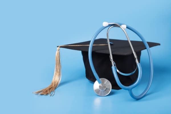 L’absence d’un diplôme peut-elle justifier un licenciement pour faute grave ? 10 Qontum | L’absence d’un diplôme peut-elle justifier un licenciement pour faute grave ?