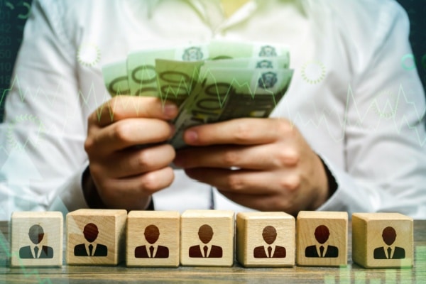 Qontum | Cotisations sociales : clarification des règles de rattachement après le départ du salarié