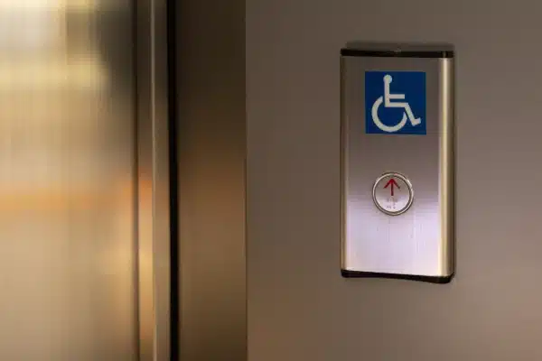 Bâtiments neufs à usage professionnel : l’accessibilité au 1er plan ! 7 Qontum | Bâtiments neufs à usage professionnel : l’accessibilité au 1er plan !