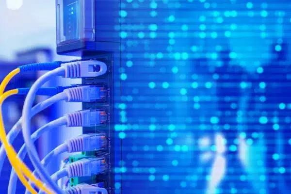 Shutterstock_aidefibre Qontum | Fibre optique : l’aide au raccordement pour tous ?