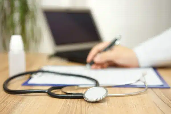 Shutterstock_modificationmodele Qontum | Médecine du travail : modification des attestations de suivi de l’état de santé des salariés