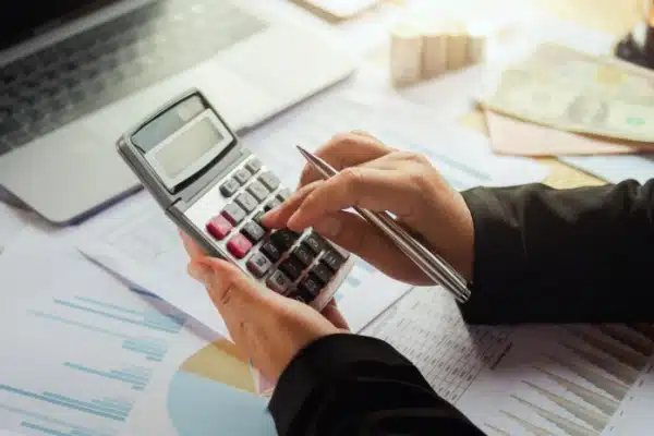 Shutterstock_informationrevalorisation Qontum | Contrats courts : du nouveau pour le calcul du prélèvement à la source
