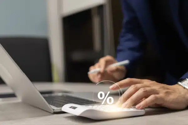 Shutterstock_plafondsecuritesociale_0 Qontum | Congé supplémentaire de naissance : quel traitement en DSN ?