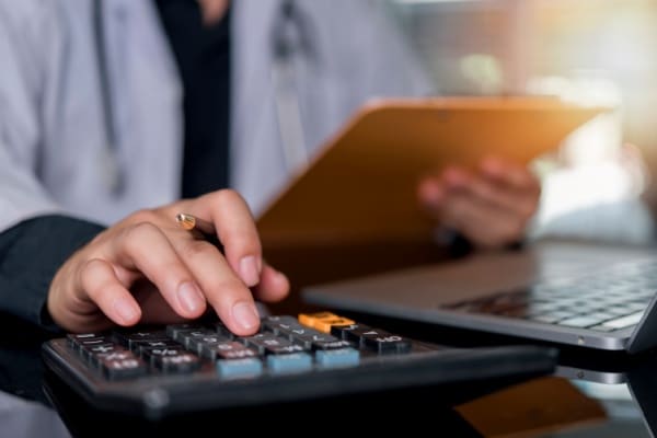 Qontum | SASU à l’impôt sur le revenu : l’épineuse question des prélèvements sociaux est tranchée