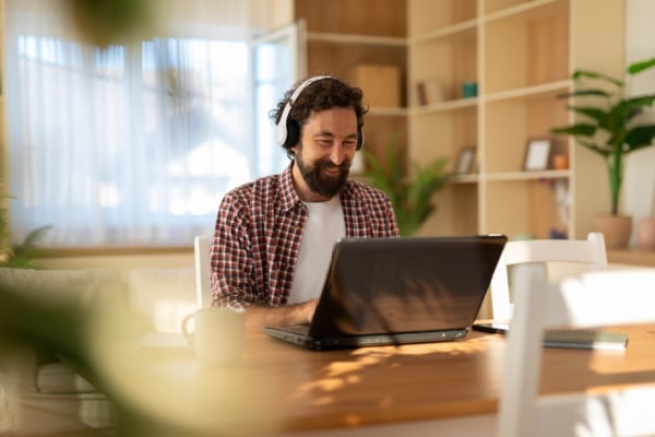 Qontum | C’est l’histoire d’un employeur pour qui télétravailler loin, c’est aller trop loin…