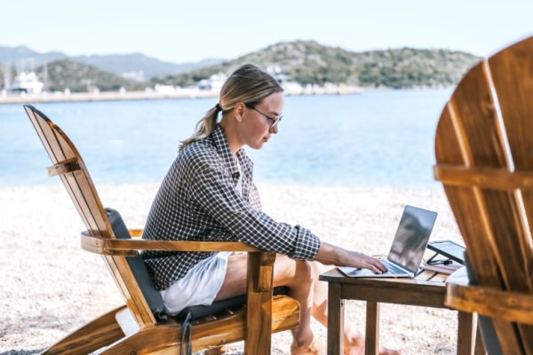 Télétravail depuis le lieu de vacances : possible ? 16 Qontum | Télétravail depuis le lieu de vacances : possible ?