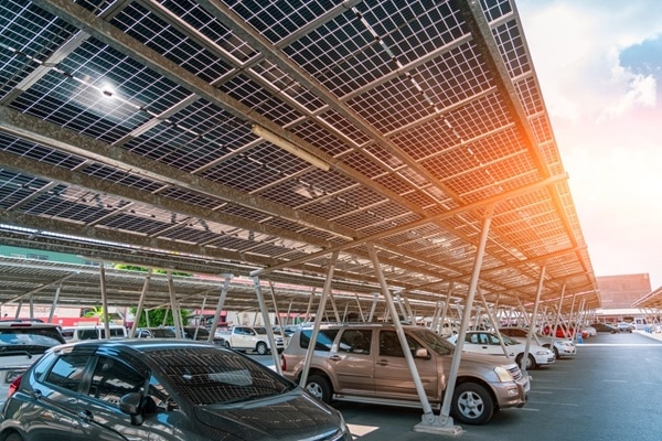 Qontum | Panneaux photovoltaïques et équipement des parkings : un délai supplémentaire ?