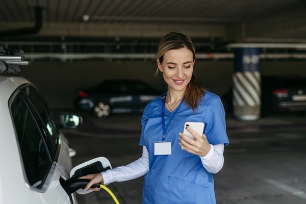 Qontum | Hausse du carburant : l’Urssaf accompagne les infirmiers et infirmières