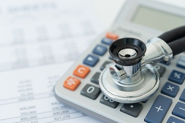 Qontum | Rémunération des médecins régulateurs : quel régime social ?