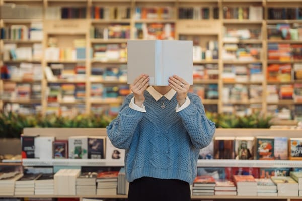 Qontum | Artistes-auteurs : quelle fiscalité pour la vente de leurs propres livres ?