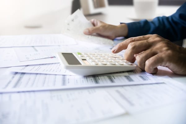 Qontum | Travailleurs frontaliers en Suisse : comment déclarer ses revenus à l’Urssaf ?